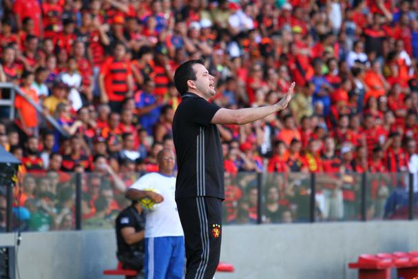 Pela ltima rodada do Brasileiro, no dia 11 de dezembro, Paulista comandou a equipe rubro-negra durante o triunfo sobre o Figueirense, na Ilha do Retiro. Sua oitava partida como tcnico efetivado. A vitria por 2 a 0 foi responsvel por garantir a permanncia do Leo na Srie A, a classificao  Sul-Americana 2017 e, de quebra, levou Diego Souza  artilharia da competio.  