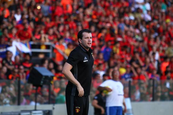 Pela ltima rodada do Brasileiro, no dia 11 de dezembro, Paulista comandou a equipe rubro-negra durante o triunfo sobre o Figueirense, na Ilha do Retiro. Sua oitava partida como tcnico efetivado. A vitria por 2 a 0 foi responsvel por garantir a permanncia do Leo na Srie A, a classificao  Sul-Americana 2017 e, de quebra, levou Diego Souza  artilharia da competio.  