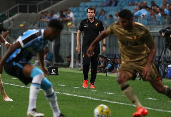 Pela 34ª rodada, diante do Grêmio fora de casa, um resultado surpreendente. Vitória por 3 a 0 sobre a equipe sulista com direito a golaços de Rogério e Diego Souza e aplausos na Arena, da torcida adversária. Até então, o Sport nunca tinha vencido o Tricolor em Porto Alegre.