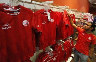 Padro em tons de vermelho foi lanado na Timbushop, loja oficial do clube, Niel, Odilvio e Rafael Ribeiro, atletas da base alvirrubra, foram os 'modelos' no evento em que a camisa foi exibida