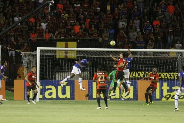 Torcida do Sport compareceu em bom público à Ilha do Retiro (mais de 25 mil pessoas) e empurrou a equipe na disputada partida contra o Cruzeiro