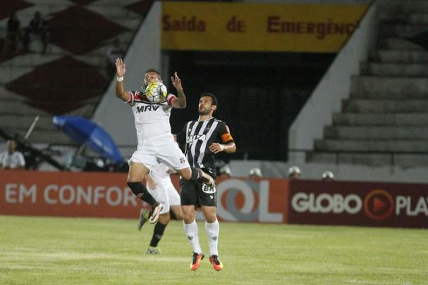Mesmo j rebaixado  Srie B, Santa Cruz fez uma partida honrosa, apresentando um futebol envolvente em certos lances chegando a ficar  frente do placar em duas oportunidades