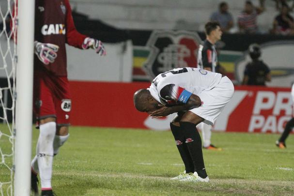 Mesmo j rebaixado  Srie B, Santa Cruz fez uma partida honrosa, apresentando um futebol envolvente em certos lances chegando a ficar  frente do placar em duas oportunidades
