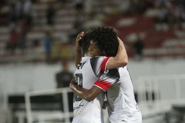 Mesmo j rebaixado  Srie B, Santa Cruz fez uma partida honrosa, apresentando um futebol envolvente em certos lances chegando a ficar  frente do placar em duas oportunidades