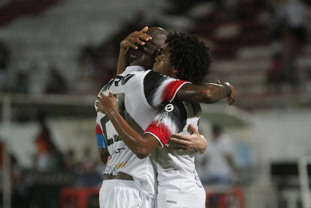 Mesmo j rebaixado  Srie B, Santa Cruz fez uma partida honrosa, apresentando um futebol envolvente em certos lances chegando a ficar  frente do placar em duas oportunidades