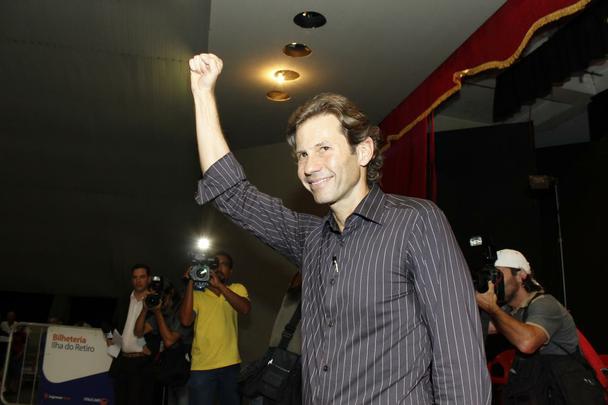 Em 2010, veio a vitria absoluta do engenheiro e empresrio Gustavo Dubeux contra uma chapa que sequer um nome para encabe-la tinha. Dos 1.957 votos, Dubeux (Sport Unido) teve 1.922 votos (98,21%). A Oposio (Transparncia Sport) teve 35 votos (1,78%)