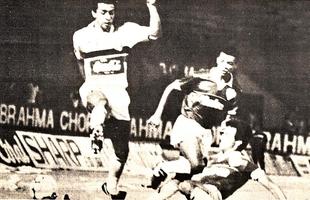 1988 - O Santa Cruz completava a sua quinta temporada consecutiva na Primeira Diviso. Parecia j consolidado entre os clubes da elite nacional. Mas uma campanha na extinta Copa Unio com 11 derrotas, sete empates e s cinco vitrias devolveu o Tricolor  Segundona. A equipe coral terminou o campeonato na 22 posio, na frente apenas de Cricima e Amrica-RJ. O retorno  Srie A aconteceria apenas em 1993, quando terminou novamente rebaixado. Na foto, vitria por 1 a 0 sobre a Portuguesa, no Arruda.