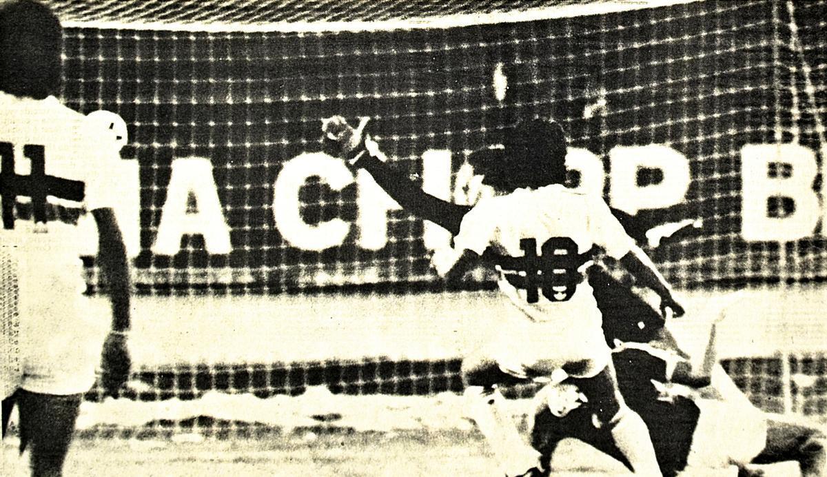 1988 - O Santa Cruz completava a sua quinta temporada consecutiva na Primeira Diviso. Parecia j consolidado entre os clubes da elite nacional. Mas uma campanha na extinta Copa Unio com 11 derrotas, sete empates e s cinco vitrias devolveu o Tricolor  Segundona. A equipe coral terminou o campeonato na 22 posio, na frente apenas de Cricima e Amrica-RJ. O retorno  Srie A aconteceria apenas em 1993, quando terminou novamente rebaixado. Na foto, lance da vitria por 3 a 0 sobre o Gois.