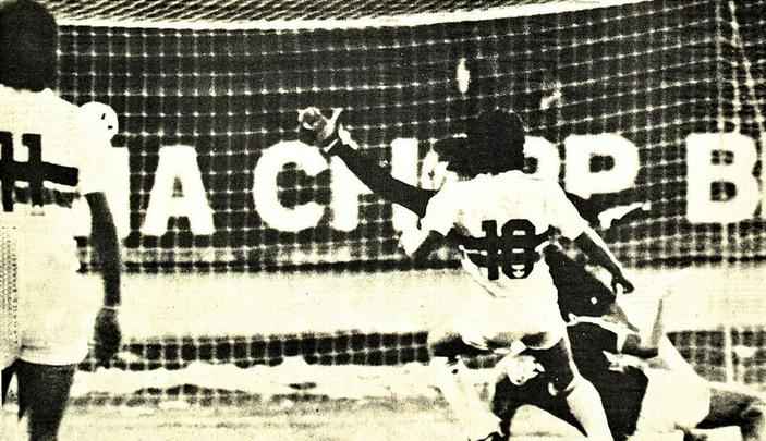1988 - O Santa Cruz completava a sua quinta temporada consecutiva na Primeira Divisão. Parecia já consolidado entre os clubes da elite nacional. Mas uma campanha na extinta Copa União com 11 derrotas, sete empates e só cinco vitórias devolveu o Tricolor à Segundona. A equipe coral terminou o campeonato na 22ª posição, na frente apenas de Criciúma e América-RJ. O retorno à Série A aconteceria apenas em 1993, quando terminou novamente rebaixado. Na foto, lance da vitória por 3 a 0 sobre o Goiás.