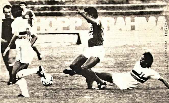 1988 - O Santa Cruz completava a sua quinta temporada consecutiva na Primeira Divisão. Parecia já consolidado entre os clubes da elite nacional. Mas uma campanha na extinta Copa União com 11 derrotas, sete empates e só cinco vitórias devolveu o Tricolor à Segundona. A equipe coral terminou o campeonato na 22ª posição, na frente apenas de Criciúma e América-RJ. O retorno à Série A aconteceria apenas em 1993, quando terminou novamente rebaixado. Na foto, lance da vitória por 3 a 0 sobre o Goiás.