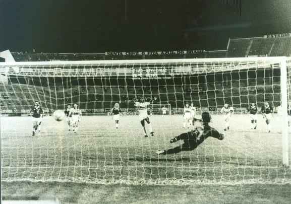 1993 - O Brasileiro de 1993 foi um campeonato teve o rebaixamento decidido de uma forma bem particular. A CBF determinou que 12 clubes da Série B de 1992 subiriam - inclusive o Grêmio, membro do Clube dos 13 e que havia acabado em nono lugar na Segundona do ano anterior. O Tricolor Gaúcho, Internacional, Cruzeiro, Atlético-MG, Bahia, Botafogo, Fluminense, Flamengo, Vasco, Palmeira, São Paulo, Santos e Corinthians se dividiram nos grupos A e B - ao lado de Sport, Bragantino e Guarani, donos das melhores campanhas em 92. O restante dos times ficaram nos grupos C e D. Pela regra da competição, só os quatro últimos dessas chaves é acabariam rebaixados. Embora tenha sido o 23°colocado entre 32 equipes participantes, o Tricolor Pernambucano acabou caindo junto à América-MG, Ceará, Coritiba, Atlético-PR, Goiás, Fortaleza e Desportiva Capixaba. Lance na goleada por 5 a 1 sobre o Remo.