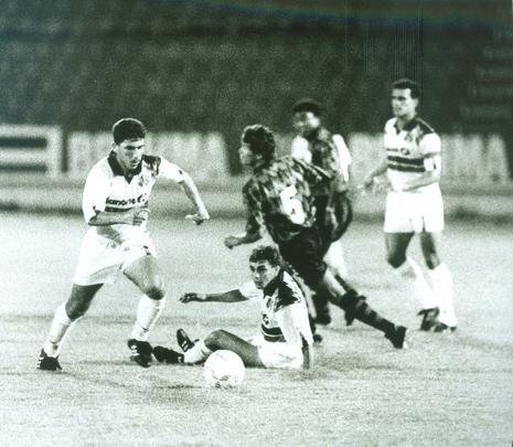 1993
O Brasileiro de 1993 foi um campeonato teve o rebaixamento decidido de uma forma bem particular. A CBF determinou que 12 clubes da Série B de 1992 subiriam - inclusive o Grêmio, membro do Clube dos 13 e que havia acabado em nono lugar na Segundona do ano anterior. O Tricolor Gaúcho, Internacional, Cruzeiro, Atlético-MG, Bahia, Botafogo, Fluminense, Flamengo, Vasco, Palmeira, São Paulo, Santos e Corinthians se dividiram nos grupos A e B - ao lado de Sport, Bragantino e Guarani, donos das melhores campanhas em 92. O restante dos times ficaram nos grupos C e D. Pela regra da competição, só os quatro últimos dessas chaves é acabariam rebaixados. Embora tenha sido o 23°colocado entre 32 equipes participantes, o Tricolor Pernambucano acabou caindo junto à América-MG, Ceará, Coritiba, Atlético-PR, Goiás, Fortaleza e Desportiva Capixaba.