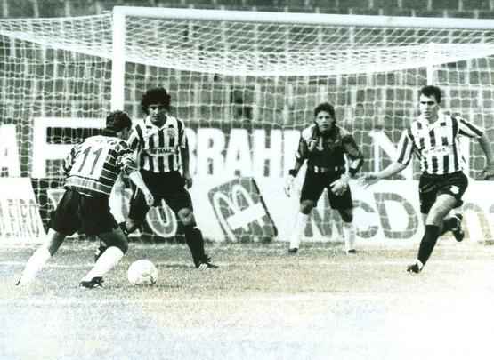 1993 - O Brasileiro de 1993 foi um campeonato teve o rebaixamento decidido de uma forma bem particular. A CBF determinou que 12 clubes da Série B de 1992 subiriam - inclusive o Grêmio, membro do Clube dos 13 e que havia acabado em nono lugar na Segundona do ano anterior. O Tricolor Gaúcho, Internacional, Cruzeiro, Atlético-MG, Bahia, Botafogo, Fluminense, Flamengo, Vasco, Palmeira, São Paulo, Santos e Corinthians se dividiram nos grupos A e B - ao lado de Sport, Bragantino e Guarani, donos das melhores campanhas em 92. O restante dos times ficaram nos grupos C e D. Pela regra da competição, só os quatro últimos dessas chaves é acabariam rebaixados. Embora tenha sido o 23°colocado entre 32 equipes participantes, o Tricolor Pernambucano acabou caindo junto à América-MG, Ceará, Coritiba, Atlético-PR, Goiás, Fortaleza e Desportiva Capixaba. Lance da vitória por 3 a 0 sobre o Ceará.