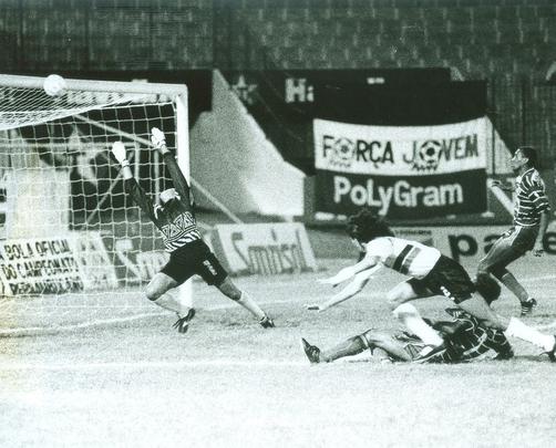 1993 - O Brasileiro de 1993 foi um campeonato teve o rebaixamento decidido de uma forma bem particular. A CBF determinou que 12 clubes da Série B de 1992 subiriam - inclusive o Grêmio, membro do Clube dos 13 e que havia acabado em nono lugar na Segundona do ano anterior. O Tricolor Gaúcho, Internacional, Cruzeiro, Atlético-MG, Bahia, Botafogo, Fluminense, Flamengo, Vasco, Palmeira, São Paulo, Santos e Corinthians se dividiram nos grupos A e B - ao lado de Sport, Bragantino e Guarani, donos das melhores campanhas em 92. O restante dos times ficaram nos grupos C e D. Pela regra da competição, só os quatro últimos dessas chaves é acabariam rebaixados. Embora tenha sido o 23°colocado entre 32 equipes participantes, o Tricolor Pernambucano acabou caindo junto à América-MG, Ceará, Coritiba, Atlético-PR, Goiás, Fortaleza e Desportiva Capixaba. Lance da partida contra o Fortaleza.