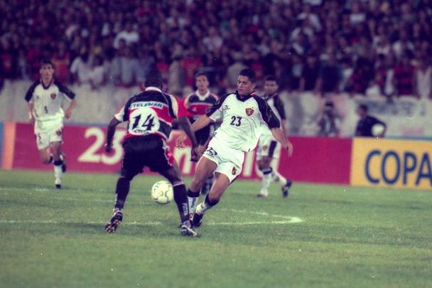 2000 - Na edição deste ano, organizada novamente pelo Clube dos 13, o Brasileirão se transformou em Copa João Havelange, que reuniu 116 clubes divididos em três módulos. O Santa Cruz terminou como lanterna do Módulo Azul, que reunia os clubes da Série A. Conforme normas estipuladas pela entidade, não havia queda e os corais se safaram mesmo ganhando apenas três vezes em 24 partidas disputadas.