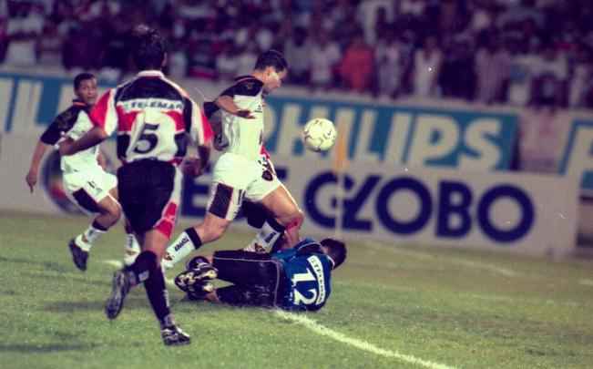 2000 - Na edição deste ano, organizada novamente pelo Clube dos 13, o Brasileirão se transformou em Copa João Havelange, que reuniu 116 clubes divididos em três módulos. O Santa Cruz terminou como lanterna do Módulo Azul, que reunia os clubes da Série A. Conforme normas estipuladas pela entidade, não havia queda e os corais se safaram mesmo ganhando apenas três vezes em 24 partidas disputadas.