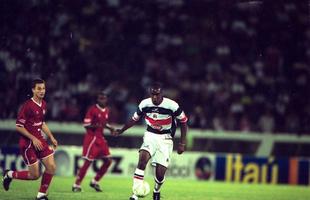 2001 - A queda de 2000 apenas foi adiada para 2001, quando o rebaixamento voltou a vigorar. At a ltima rodada da competio, o Santa Cruz chegou a brigar para permanecer na elite. Na despedida do campeonato, a equipe venceu o Guarani por 2 a 1, no Brinco de Ouro. S que uma vitria do Flamengo por 2 a 0 sobre o Palmeiras, em Juiz de Fora, fez o Tricolor Pernambucano ficar na 25 posio, acabando ainda na frente dos outros trs rebaixados: Amrica-MG, Botafogo-SP e Sport. Grafite fazia sua primeira temporada no Arruda na ocasio.