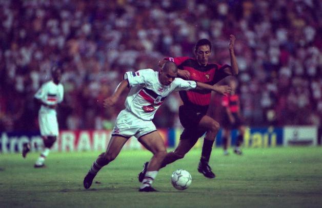 2001 - A queda de 2000 apenas foi adiada para 2001, quando o rebaixamento voltou a vigorar. Até a última rodada da competição, o Santa Cruz chegou a brigar para permanecer na elite. Na despedida do campeonato, a equipe venceu o Guarani por 2 a 1, no Brinco de Ouro. Só que uma vitória do Flamengo por 2 a 0 sobre o Palmeiras, em Juiz de Fora, fez o Tricolor Pernambucano ficar na 25ª posição, acabando ainda na frente dos outros três rebaixados: América-MG, Botafogo-SP e Sport. Grafite fazia sua primeira temporada no Arruda na ocasião