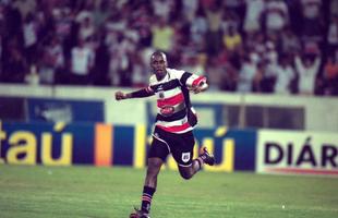 2001 - A queda de 2000 apenas foi adiada para 2001, quando o rebaixamento voltou a vigorar. At a ltima rodada da competio, o Santa Cruz chegou a brigar para permanecer na elite. Na despedida do campeonato, a equipe venceu o Guarani por 2 a 1, no Brinco de Ouro. S que uma vitria do Flamengo por 2 a 0 sobre o Palmeiras, em Juiz de Fora, fez o Tricolor Pernambucano ficar na 25 posio, acabando ainda na frente dos outros trs rebaixados: Amrica-MG, Botafogo-SP e Sport. Grafite fazia sua primeira temporada no Arruda na ocasio