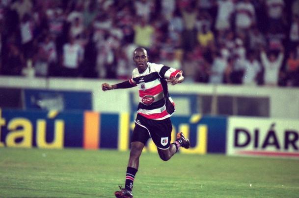 2001 - A queda de 2000 apenas foi adiada para 2001, quando o rebaixamento voltou a vigorar. Até a última rodada da competição, o Santa Cruz chegou a brigar para permanecer na elite. Na despedida do campeonato, a equipe venceu o Guarani por 2 a 1, no Brinco de Ouro. Só que uma vitória do Flamengo por 2 a 0 sobre o Palmeiras, em Juiz de Fora, fez o Tricolor Pernambucano ficar na 25ª posição, acabando ainda na frente dos outros três rebaixados: América-MG, Botafogo-SP e Sport. Grafite fazia sua primeira temporada no Arruda na ocasião
