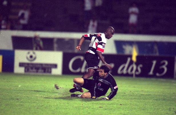 2001 - A queda de 2000 apenas foi adiada para 2001, quando o rebaixamento voltou a vigorar. Até a última rodada da competição, o Santa Cruz chegou a brigar para permanecer na elite. Na despedida do campeonato, a equipe venceu o Guarani por 2 a 1, no Brinco de Ouro. Só que uma vitória do Flamengo por 2 a 0 sobre o Palmeiras, em Juiz de Fora, fez o Tricolor Pernambucano ficar na 25ª posição, acabando ainda na frente dos outros três rebaixados: América-MG, Botafogo-SP e Sport. Grafite fazia sua primeira temporada no Arruda na ocasião