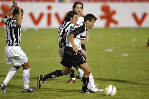 2006 - O primeiro campeonato no atual formato de disputa, com 20 times participantes, marcou também uma queda do Santa Cruz na elite nacional. Com uma campanha parecida a de agora (e com problemas financeiros que também servem como elo entre 2006 e 2016), o Tricolor caiu também com três rodadas de antecedência e dali dava início a sua via crucis nos porões do futebol brasileiro com quedas sucessivas que o levou até a Série D.