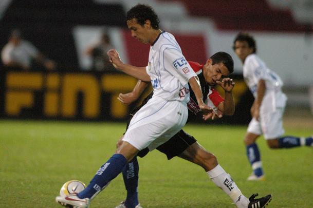 2006 - O primeiro campeonato no atual formato de disputa, com 20 times participantes, marcou também uma queda do Santa Cruz na elite nacional. Com uma campanha parecida a de agora (e com problemas financeiros que também servem como elo entre 2006 e 2016), o Tricolor caiu também com três rodadas de antecedência e dali dava início a sua via crucis nos porões do futebol brasileiro com quedas sucessivas que o levou até a Série D. A derrota melancólica para o São Caetano selou a queda.