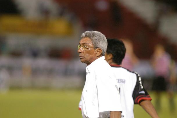 2006 - O primeiro campeonato no atual formato de disputa, com 20 times participantes, marcou também uma queda do Santa Cruz na elite nacional. Com uma campanha parecida a de agora (e com problemas financeiros que também servem como elo entre 2006 e 2016), o Tricolor caiu também com três rodadas de antecedência e dali dava início a sua via crucis nos porões do futebol brasileiro com quedas sucessivas que o levou até a Série D. Na foto, o técnico Givanildo Oliveira, responsável pelo acesso com o clube em 2005 e demitido no decorrer da temporada.