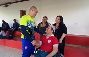 Ainda se recuperando aps ser baleado em frente aos Aflitos, Lucas Lyra conversou com atletas e presidente Ivan Brondi