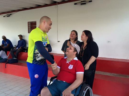 Ainda se recuperando após ser baleado em frente aos Aflitos, Lucas Lyra conversou com atletas e presidente Ivan Brondi