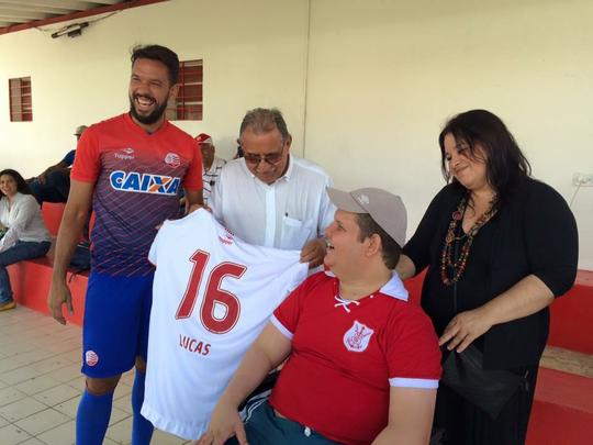 Ainda se recuperando após ser baleado em frente aos Aflitos, Lucas Lyra conversou com atletas e presidente Ivan Brondi