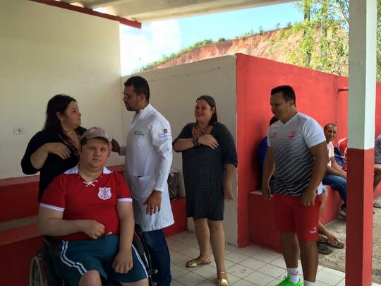 Ainda se recuperando após ser baleado em frente aos Aflitos, Lucas Lyra conversou com atletas e presidente Ivan Brondi