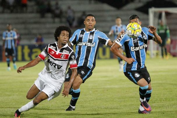 Santa Cruz cresceu no segundo tempo quando marcou todos os gols sobre o Grmio