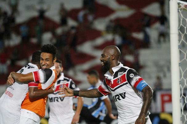 Grafite marcou dois gols na vitória do Santa Cruz sobre o Grêmio no Arruda