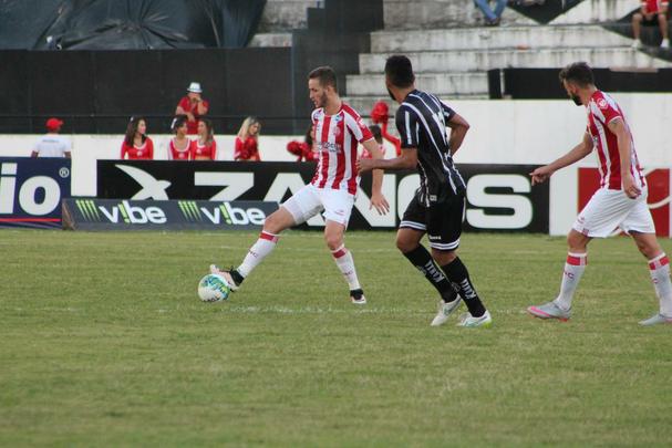 Cedido por emprstimo pelo Atltico-PR, o zagueiro Lo Pereira atuou em apenas cinco jogos pela Srie B. A diretoria alvirrubra no dever fazer grande esforo por sua permanncia.