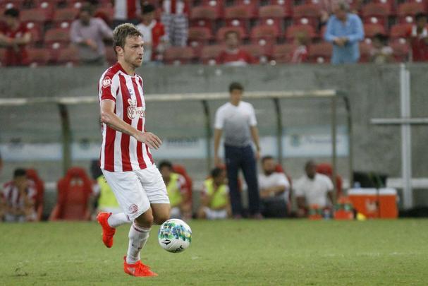 No Timbu desde a Srie B 2015, Rafael Pereira j foi zagueiro, lateral e volante no Nutico. Polivalente, firmou-se como o principal zagueiro do time nesta temporada, sobretudo no Brasileiro, quase fez 35 partidas. A renovao contratual do atleta de 32 anos dever ser tratada como prioridade pela diretoria.