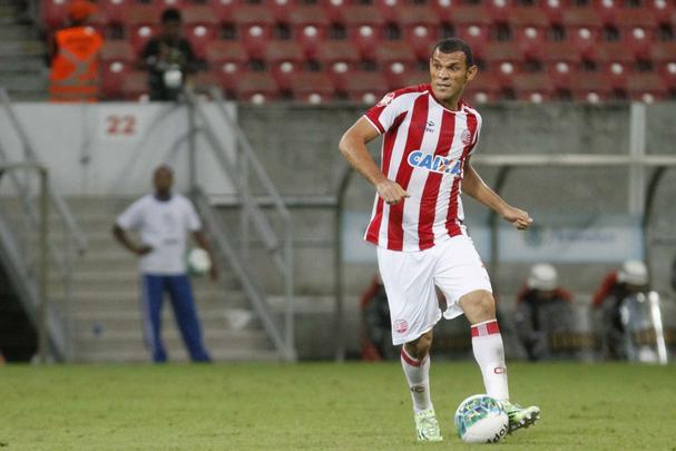 Reforo vindo do Amrica-MG, o zagueiro Adalberto no conseguiu se firmar no Timbu. Fez apenas oito partidas. Est cedido por emprstimo junto aos Santa Cruz-RN e tem chances de ficar para a temporada 2017.