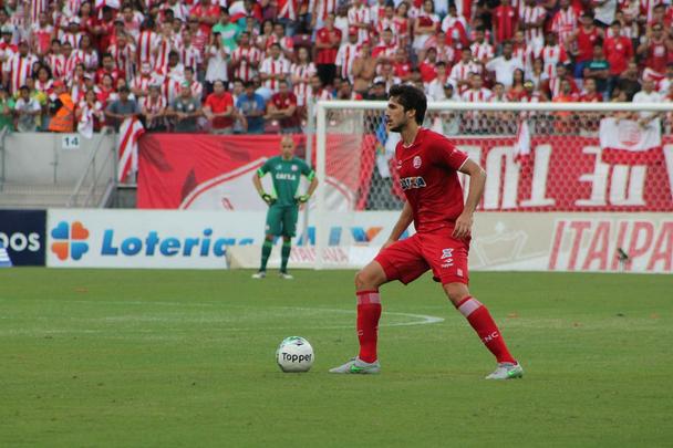 Emprestado pelo Botafogo, Igor Rabello dificilmente dever ficar no Timbu por mais uma temporada, apesar do interesse da diretoria alvirrubra em manter o defensor de 21 anos. A boa reta final de Srie B despertou o interesse do seu clube de origem.