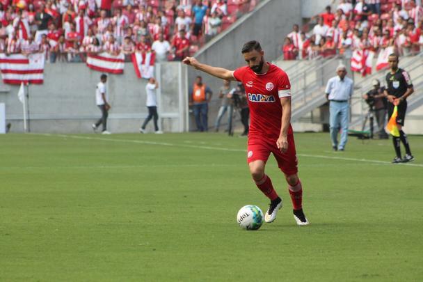 Atleta de boa identificao com a torcida e de temporada regular no Timbu, o lateral Gastn tende a permanecer no Timbu, onde est desde 2014. Adaptado ao Recife, o uruguaio de 30 anos tem o interesse em ficar no clube.