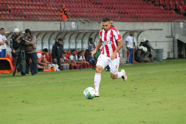 Reforo que chegou no incio do ano, o lateral direito Walber desembarcou como a soluo para a lateral direita e com o recente acesso pelo Amrica-MG no currculo. Com uma srie de leses, pouco jogou na temporada. Sem sucesso, no deve ter o contrato renovado.