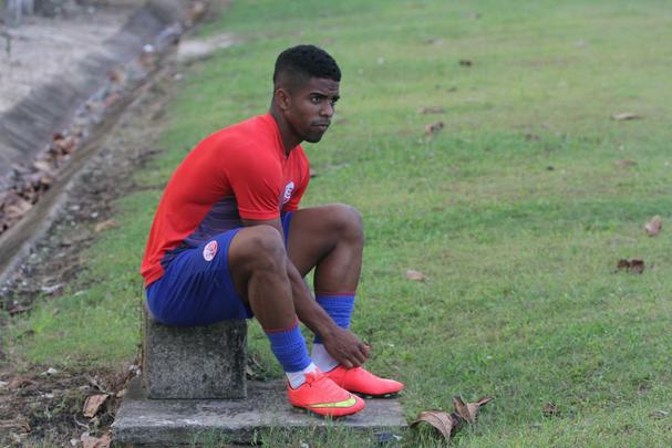 Emprestado pelo Bahia, o lateral Hayner  mais um que foi pouco aproveitado na Srie B. Fez apenas um jogo. No dever ter o contrato renovado.