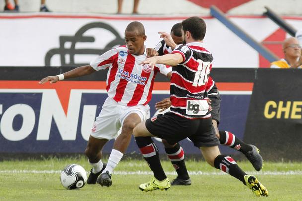 Dispensado do elenco desde o fim do Estadual, o volante Gil Mineiro no arranjou clube e ficou treinando em separado no Timbu. Encerra o contrato em dezembro e d adeus ao Nutico.