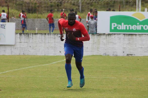 Titular durante 20 jogos da Srie B, e assim terminou a temporada, o volante Rodrigo Souza tem a permanncia vista com bons olhos. Sobretudo se o tcnico Givanildo Oliveira ficar no clube. Emprestado pelo Cruzeiro, o atleta de 29 anos encerra o vnculo com os mineiros em janeiro e ficar livre no mercado.