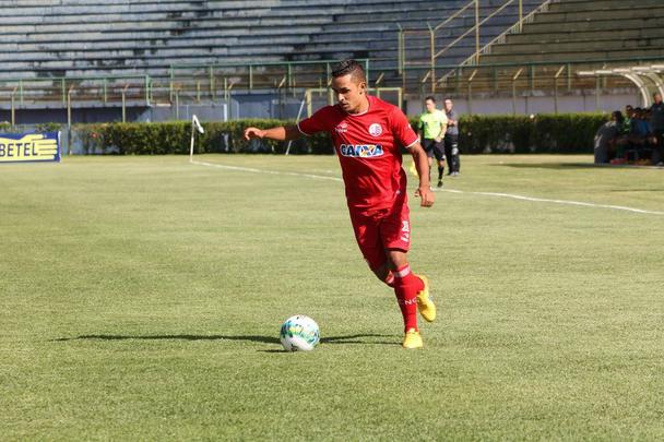 O meio-campista Esquerdinha sofreu com uma srie de leses ao longo da temporada.  disposio, oscilou entre bons e maus momentos no Timbu. O custo-benefcio precisar ser pela pela diretoria para ponderar sobre a renovao contratual.