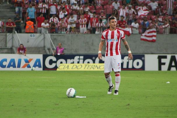 Uma das peas que fez o Nutico despertar na briga pelo acesso, o meia Vincius est emprestado pelo Atltico-PR. Caso queira mant-lo, a diretoria ter que negociar com o clube paranaense, mas seu salrio est acima da realidade do clube e no deve continuar.
