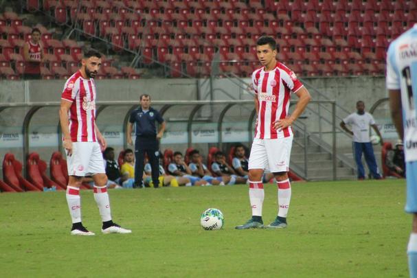 Emprestado pelo Atltico-MG, Renan Oliveira chegou ao Nutico para ser o maestro do time na temporada. Apresentou os mesmos problemas j vistos em outros clubes, como lentido e falta de vigor fsico. Porm, tambm teve seus bons momentos pelo Timbu. A permanncia  uma incgnita.