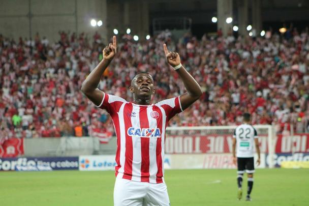 Com dificuldade para chegar ao condicionamento fsico ideal, Yuri Mamute pouco ajudou o Nutico na Srie B. Deve retornar para o Grmio, clube de origem, em 2017.