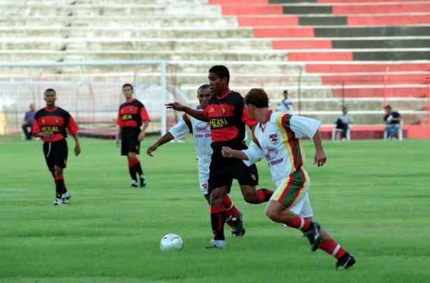 Sport 4 x 0 Petrolina, na Ilha do Retiro, em partida valida pelo Campeonato Pernambucano 2003, do qual o Rubro-negro sagrou-se campeão. Cléber formou-se nas categorias de base do Leão e, após sua estreia pelo profissional, atuou pelo clube de 2001 a 2003. Pelo Sport, foram 138 jogos, 25 gols e quatro títulos conquistados.