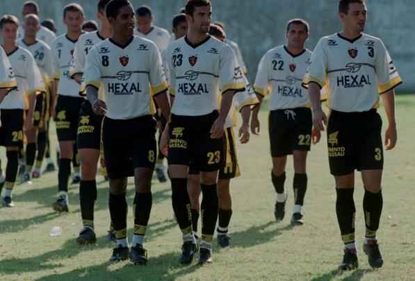 Cléber formou-se nas categorias de base do Leão e, após sua estreia pelo profissional, atuou pelo clube de 2001 a 2003. Pelo Sport, foram 138 jogos, 25 gols e quatro títulos conquistados.