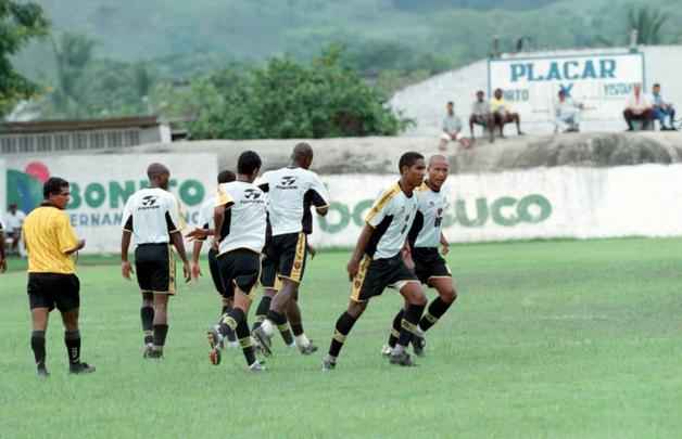 Em jogo treino diante do Porto, na cidade de Bonito. Rubro-negro venceu a disputa por 1 a 0. Cléber formou-se nas categorias de base do Leão e, após sua estreia pelo profissional, atuou pelo clube de 2001 a 2003. Pelo Sport, foram 138 jogos, 25 gols e quatro títulos conquistados.